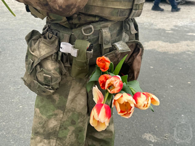 Курсанты военного института поздравили женщин Новосибирска  с Международным женским днем