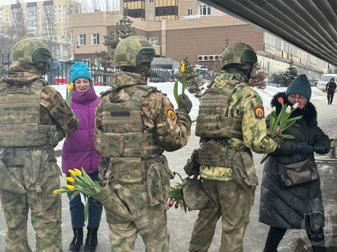 Курсанты военного института поздравили женщин Новосибирска  с Международным женским днем