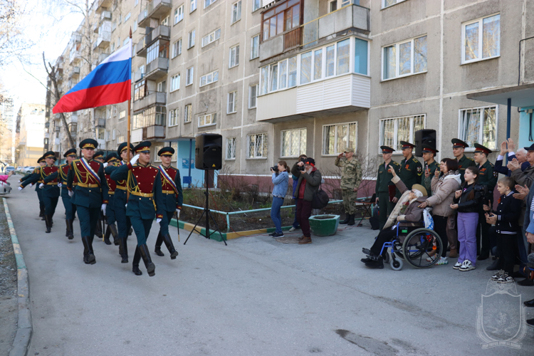 Курсанты Новосибирского военного института поздравили персональным парадом ветерана Великой Отечественной войны
