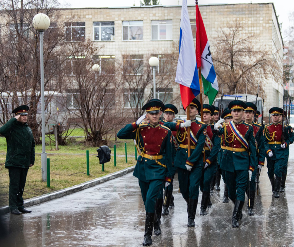 Курсанты и офицеры  Новосибирского военного института провели  парад у дома ветеранов
