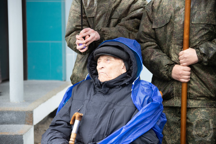 Курсанты и офицеры  Новосибирского военного института провели  парад у дома ветеранов