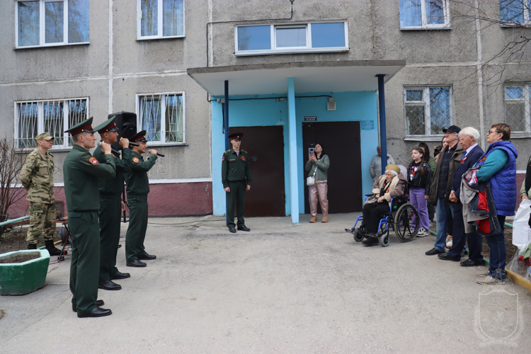 Курсанты Новосибирского военного института поздравили персональным парадом ветерана Великой Отечественной войны