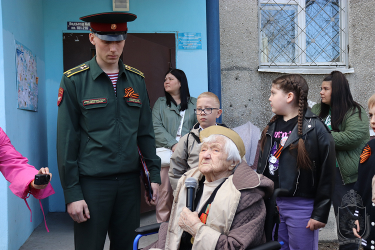 Курсанты Новосибирского военного института поздравили персональным парадом ветерана Великой Отечественной войны