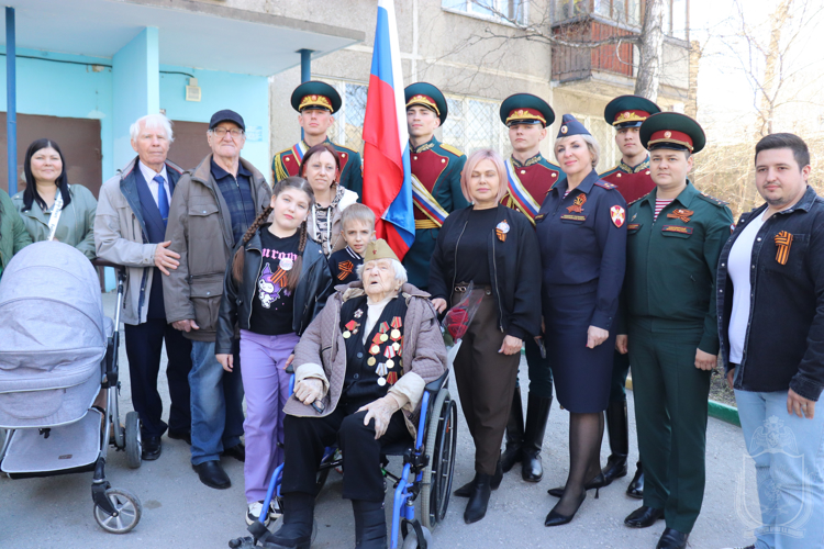 Курсанты Новосибирского военного института поздравили персональным парадом ветерана Великой Отечественной войны