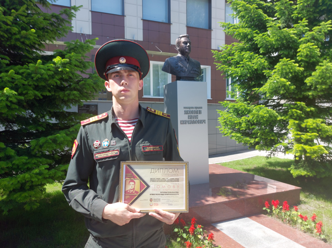 Выпускнику военного института  вручена именная стипендия