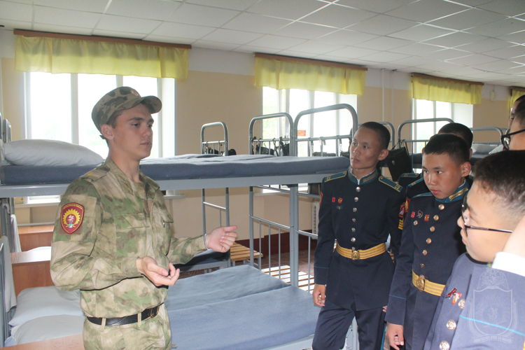 В Новосибирском военном институте проведена профориентационная экскурсия для кадетов Кызылского президентского кадетского училища