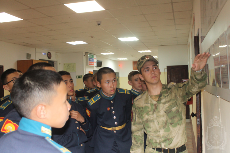 В Новосибирском военном институте проведена профориентационная экскурсия для кадетов Кызылского президентского кадетского училища