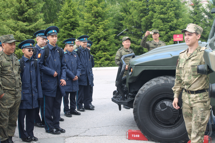 В Новосибирском военном институте проведена профориентационная экскурсия для кадетов Кызылского президентского кадетского училища
