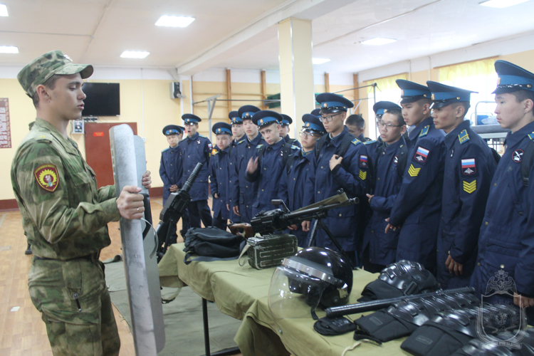 В Новосибирском военном институте проведена профориентационная экскурсия для кадетов Кызылского президентского кадетского училища