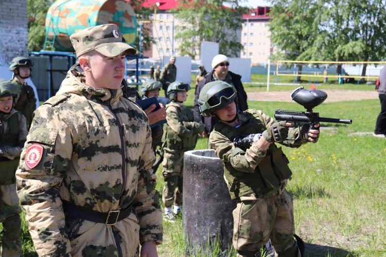 В Новосибирском военном институте провели военно-патриотическую игру «Зарница» в новом формате