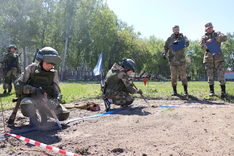 В Новосибирском военном институте провели военно-патриотическую игру «Зарница» в новом формате
