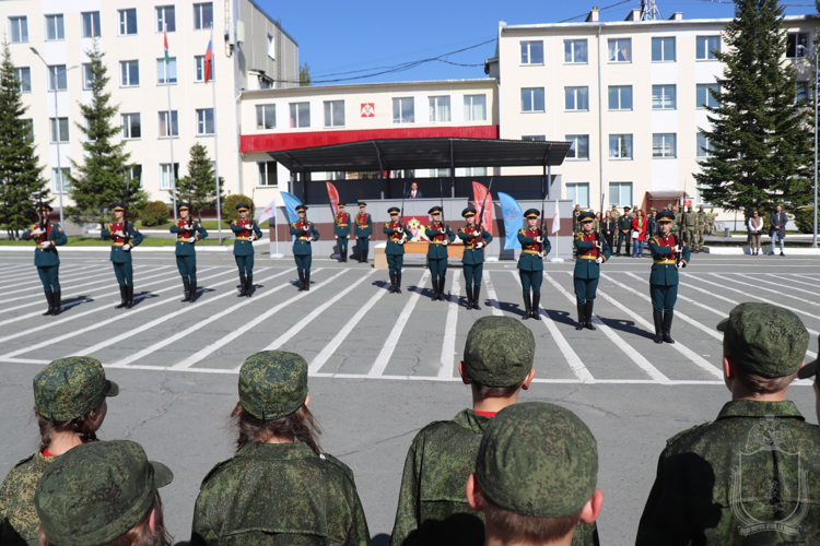 В Новосибирском военном институте провели военно-патриотическую игру «Зарница» в новом формате