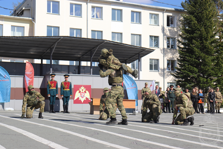 В Новосибирском военном институте провели военно-патриотическую игру «Зарница» в новом формате