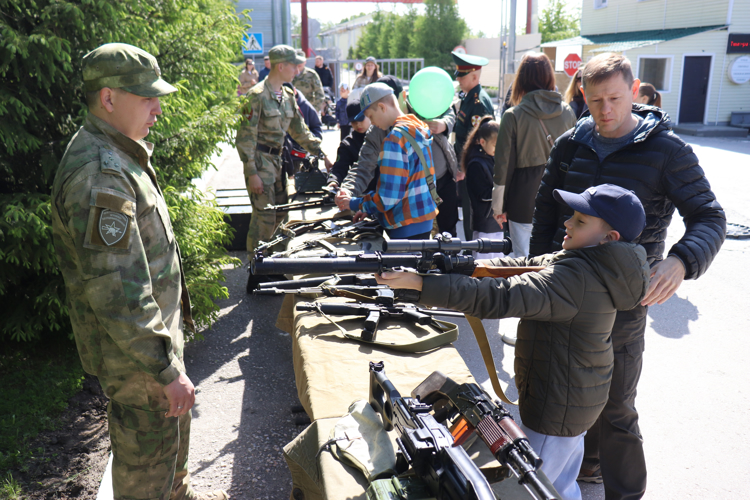 В военном институте провели праздник детства