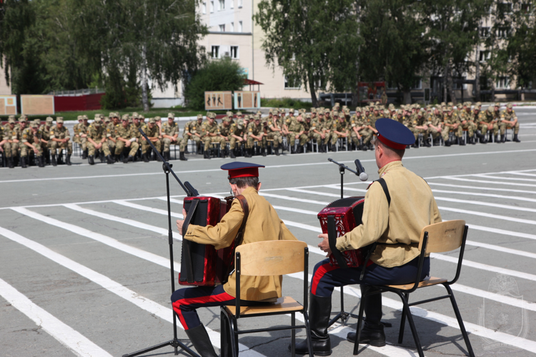 Гармонисты Маланинского фестиваля выступили для абитуриентов и курсантов военного института