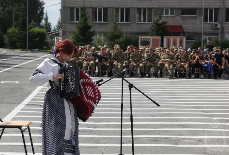 Гармонисты Маланинского фестиваля выступили для абитуриентов и курсантов военного института