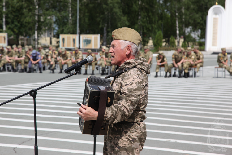 Гармонисты Маланинского фестиваля выступили для абитуриентов и курсантов военного института