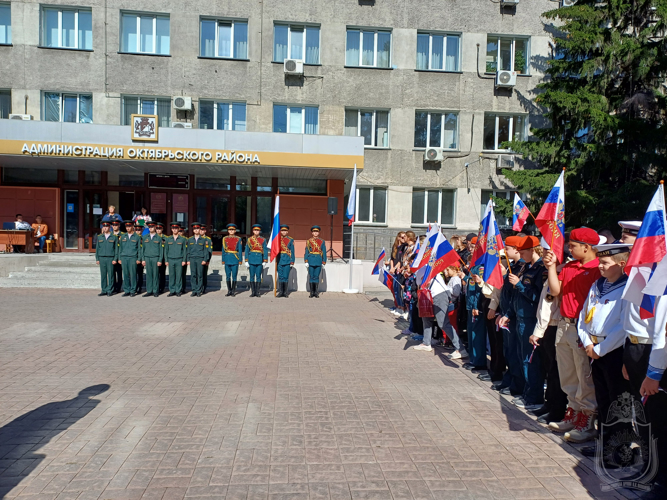 Военнослужащие Новосибирского военного института приняли участие в патриотических мероприятиях, посвященных Дню Государственного флага России