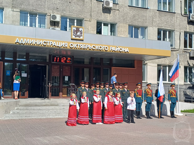 Военнослужащие Новосибирского военного института приняли участие в патриотических мероприятиях, посвященных Дню Государственного флага России