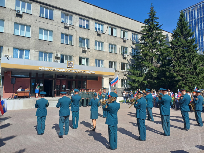 Военнослужащие Новосибирского военного института приняли участие в патриотических мероприятиях, посвященных Дню Государственного флага России
