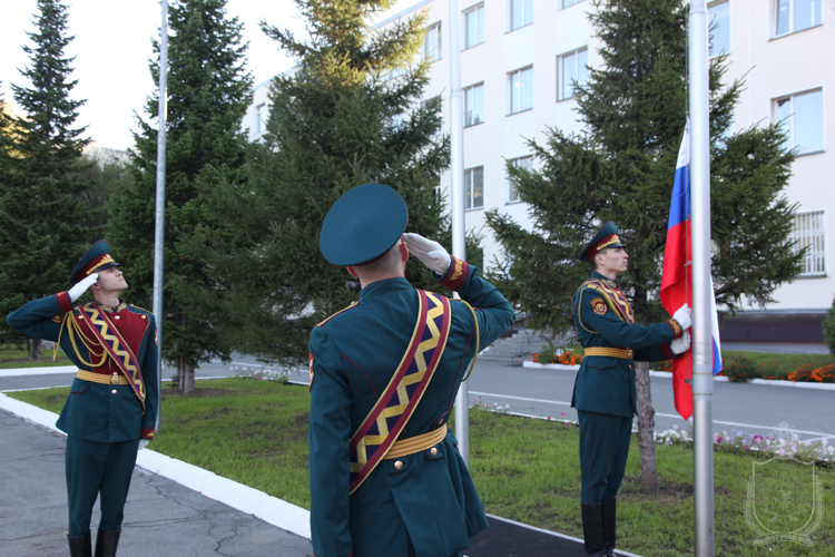 Военнослужащие Новосибирского военного института приняли участие  в патриотических мероприятиях, посвященных  Дню Государственного флага России