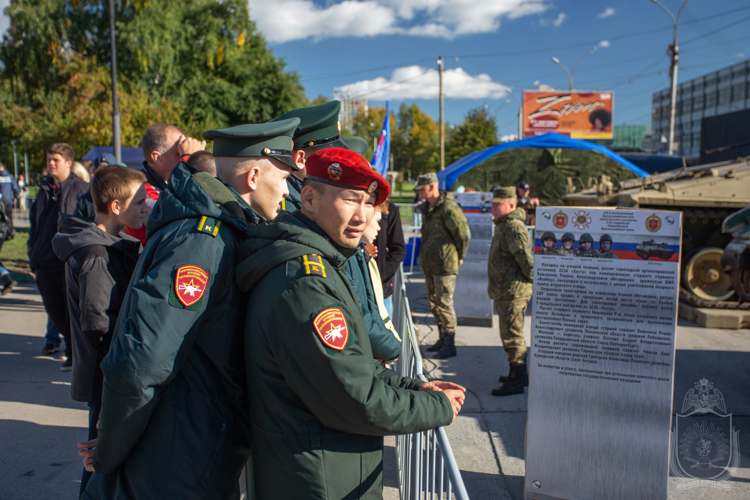 Курсанты военного института посетили трофейную выставку