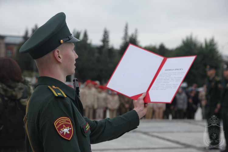 Курсанты Новосибирского военного института   приняли присягу на верность своей Родине