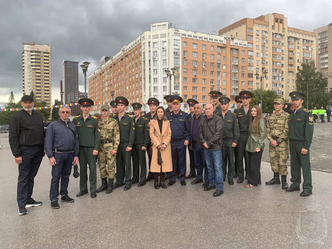 Военнослужащие Новосибирского военного института приняли участие в памятной акции «Помним Беслан», приуроченной ко Дню солидарности в борьбе с терроризмом