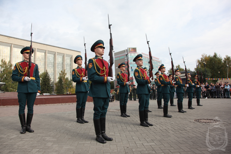 Военнослужащие военного института приняли участие в работе выставки передвижной трофейной техники «Сила V правде — Гордость и победа»