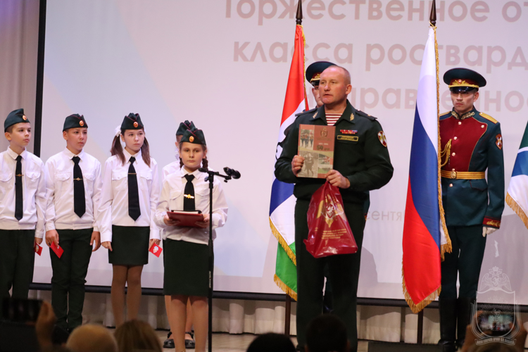 Новосибирский военный институт открыл новый класс Росгвардии в подшефной школе