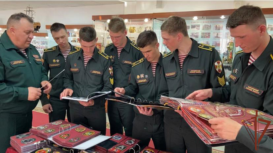 В Новосибирске вышла в свет третья часть многотомника о символике спецподразделений войск правопорядка