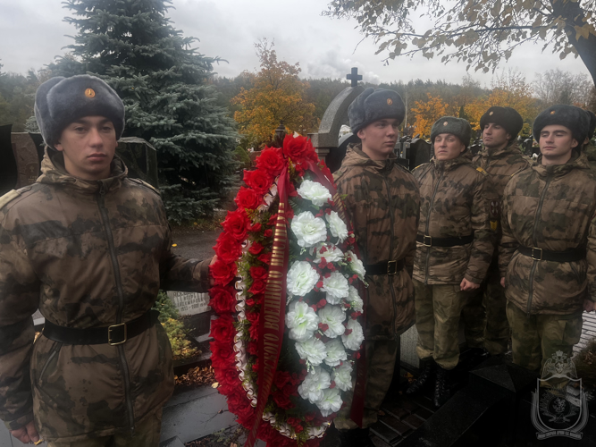 Курсанты Новосибирского военного института отдали воинские почести месту захоронения командующего внутренними войсками МВД СССР генерала армии И.К.Яковлева