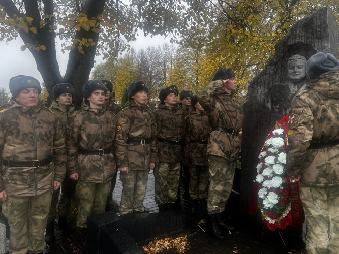Курсанты Новосибирского военного института отдали воинские почести месту захоронения командующего внутренними войсками МВД СССР генерала армии И.К.Яковлева