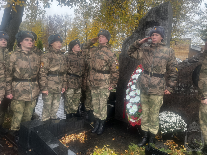Курсанты Новосибирского военного института отдали воинские почести месту захоронения командующего внутренними войсками МВД СССР генерала армии И.К.Яковлева