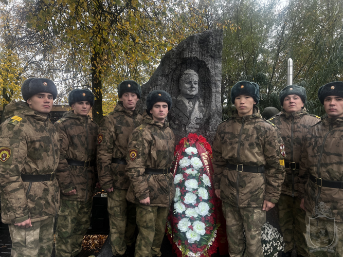Курсанты Новосибирского военного института отдали воинские почести месту захоронения командующего внутренними войсками МВД СССР генерала армии И.К.Яковлева