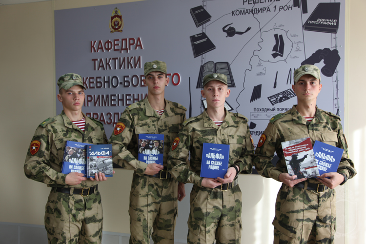 От Героя Советского Союза в военный институт поступили учебные пособия, книги, альбомы