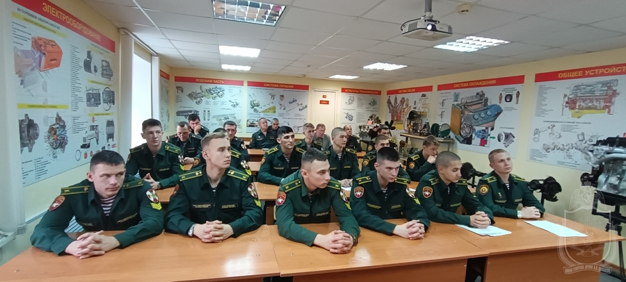 В военном институте проведен круглый стол об истории автомобильной и бронетанковой техники