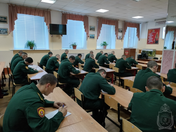 Курсанты военного института в преддверии Дня матери написали поздравительные письма своим мамам