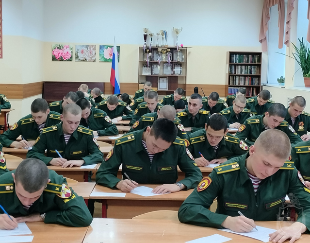 Курсанты военного института в преддверии Дня матери написали поздравительные письма своим мамам