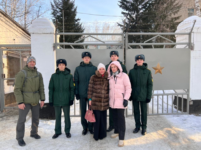 Курсанты военного института поздравили с Новым годом военнослужащих находящихся на лечении