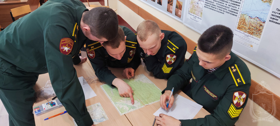 Курсанты военного института проверили свои умения и навыки по военной топографии