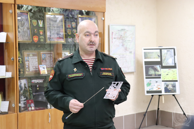 В Новосибирском военном институте собрали уникальную  коллекцию офицерских линеек