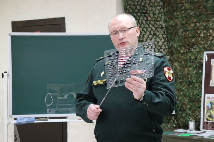 В Новосибирском военном институте собрали уникальную  коллекцию офицерских линеек