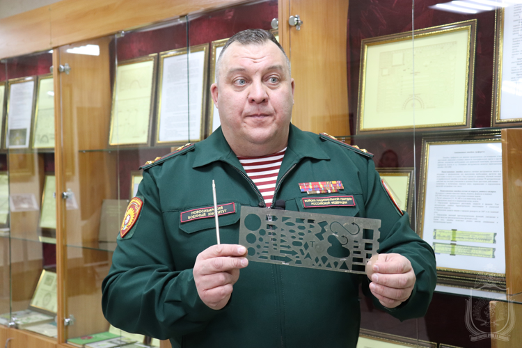 В Новосибирском военном институте собрали уникальную  коллекцию офицерских линеек