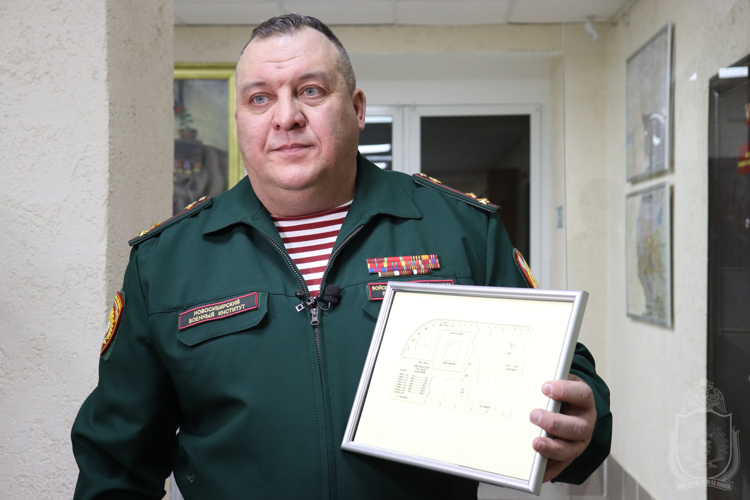 В Новосибирском военном институте собрали уникальную  коллекцию офицерских линеек
