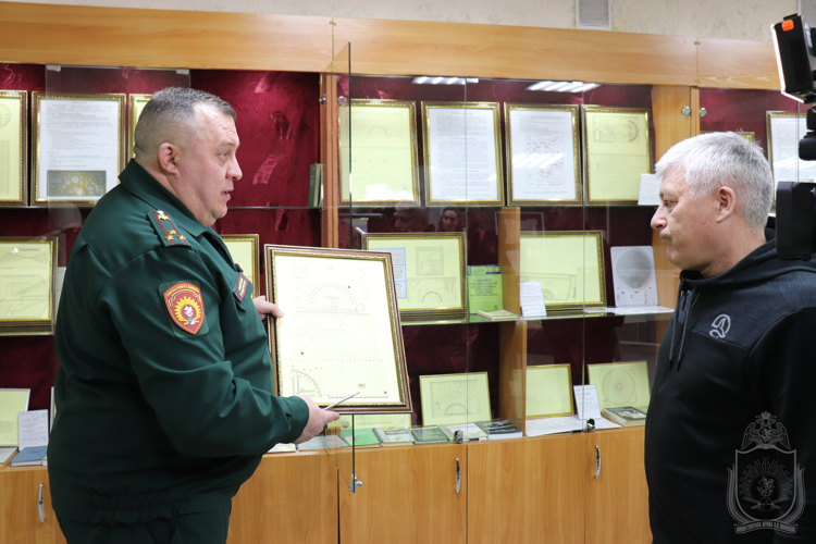 В Новосибирском военном институте собрали уникальную  коллекцию офицерских линеек