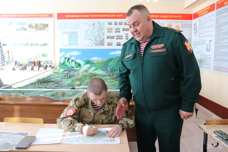 В Новосибирском военном институте собрали уникальную  коллекцию офицерских линеек