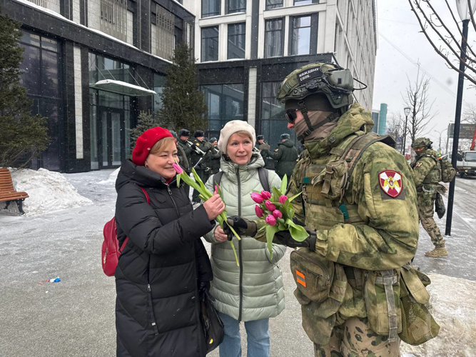 Курсанты Новосибирского военного института поздравили сибирячек с 8 марта