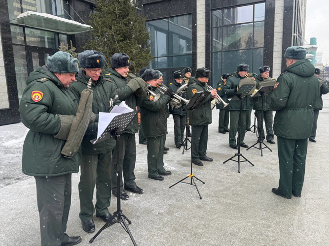 Курсанты Новосибирского военного института поздравили сибирячек с 8 марта