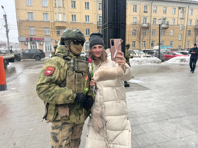 Курсанты Новосибирского военного института поздравили сибирячек с 8 марта